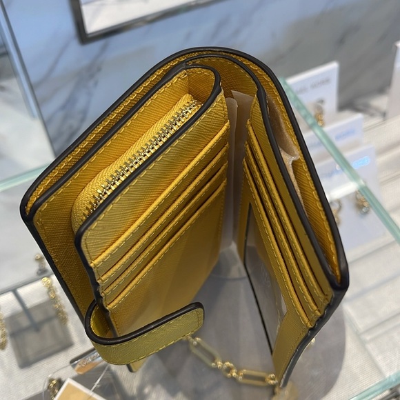 Michael Kors Medium Crossgrain Leather Wallet
COLOR GOLDEN YELLOW
NWT - Picture 5 of 16